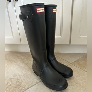 Womens hunter tall rain boot- size 9 black
